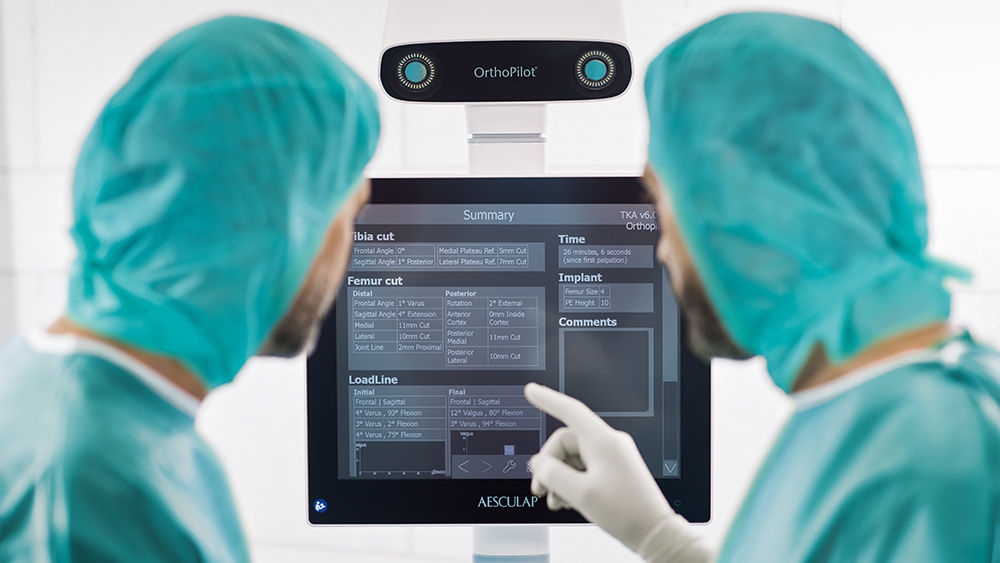 Chirurgen werken met het OrthoPilot® Elite-navigatiesysteem