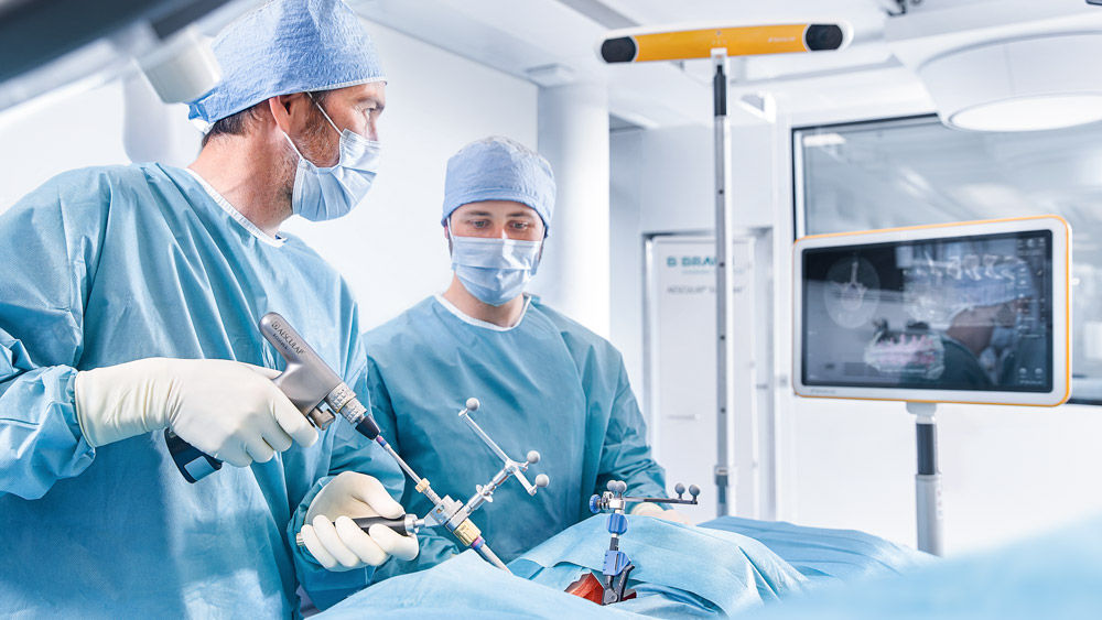 Chirurgiens au bloc opératoire avec navigation rachidienne