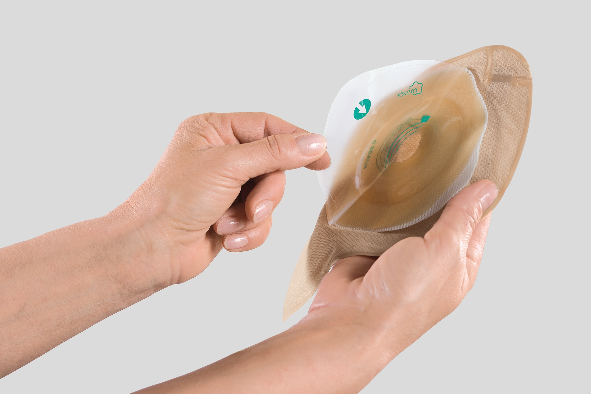 Instructies voor het verwisselen van het product; Toepassing; Stoma; Verwisselen van het stomamateriaal; Verwijderen van de schutbladen; Hand; Softima Active