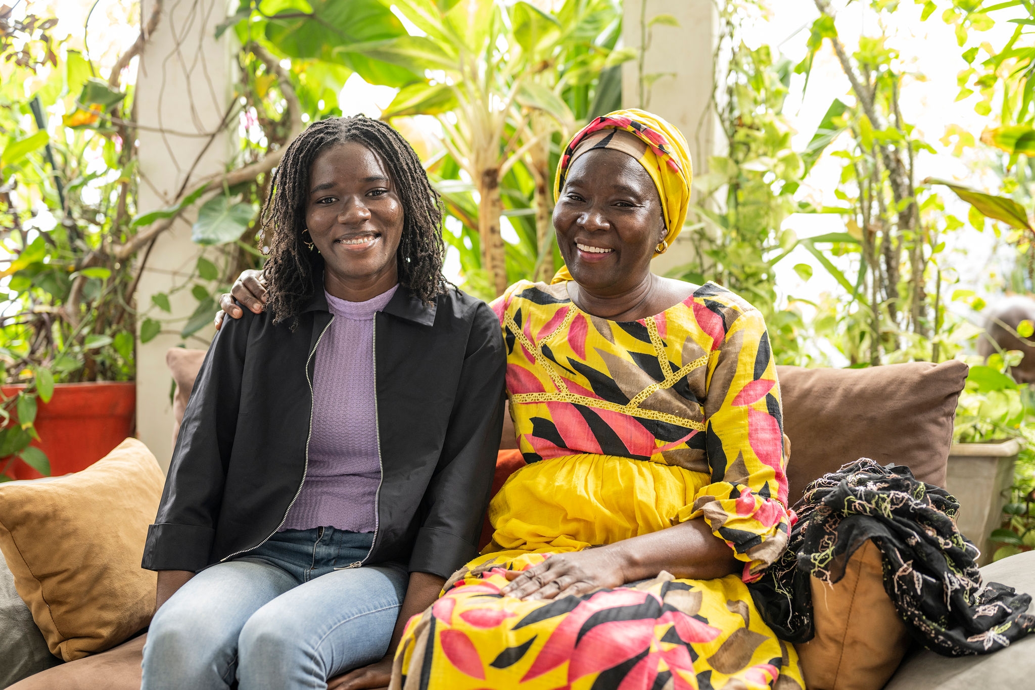 Medisch ingenieursstudente Mame Fatou Sylberia Diack met haar moeder in haar huis in Dakar, Senegal.