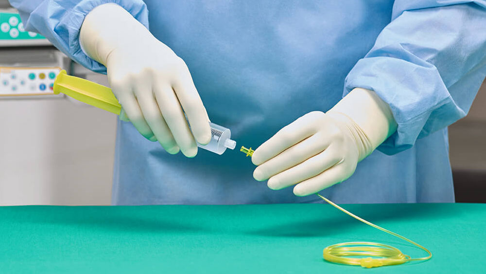 plaats Askina Calgitrol Ag-verband op de wond