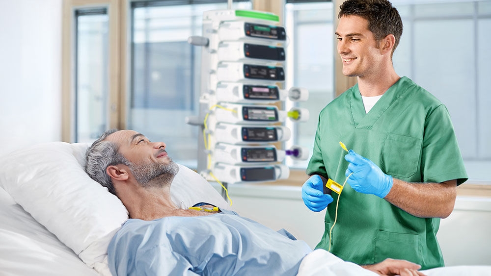 L’infirmière connecte intuitivement la ligne d’anesthésie régionale