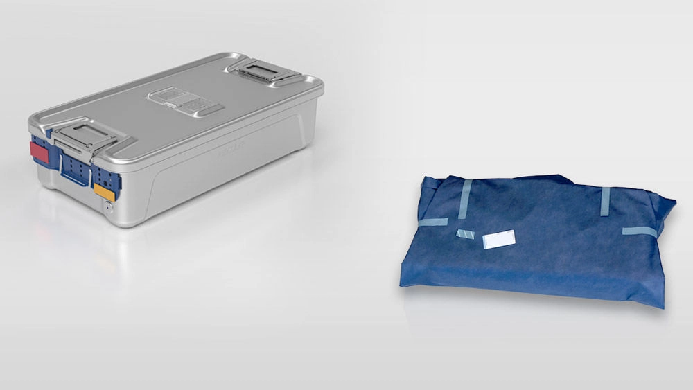 Een professionele zorgverlener bekijkt de belangrijkste bevindingen van een onderzoek: Steriele containers vs. wegwerpverpakking op haar PC
