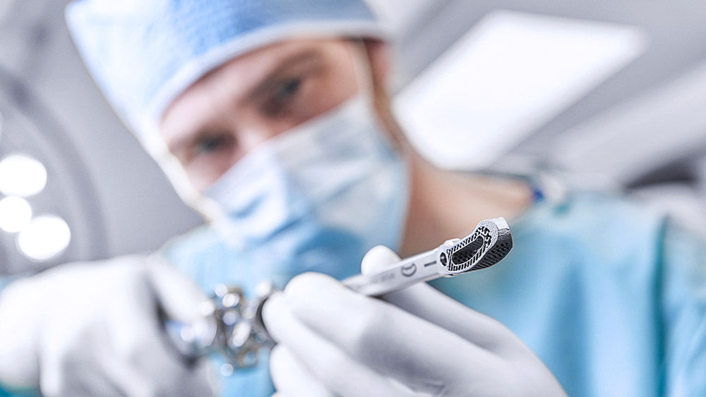 Chirurg met een 3D-interbody fusieapparaat