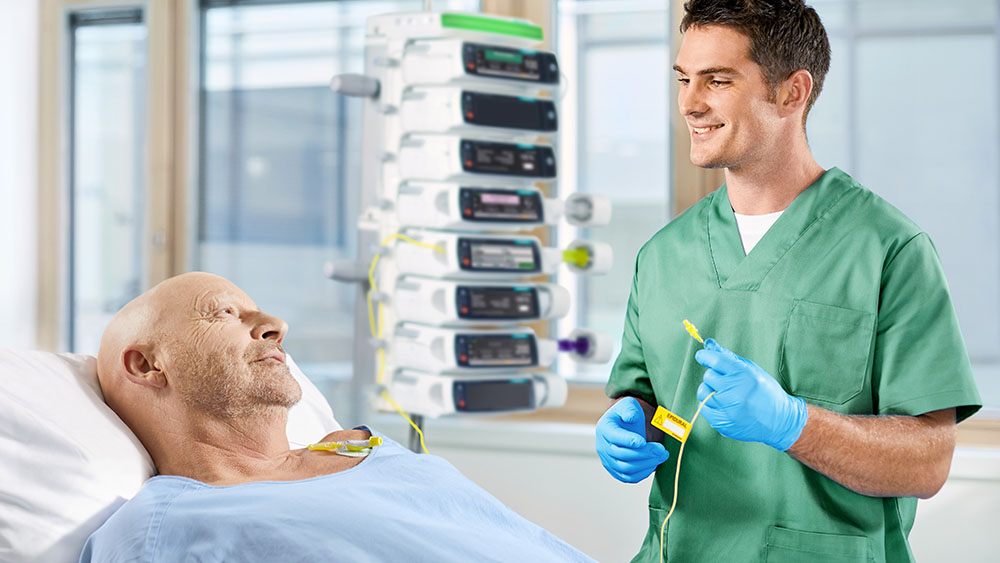L’infirmière connecte intuitivement la ligne d’anesthésie régionale