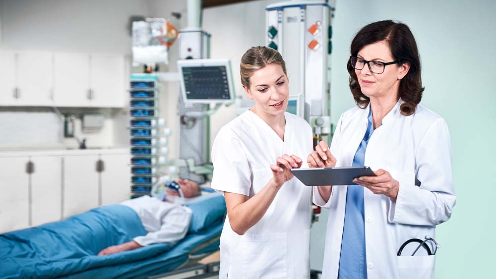 Les professionnels de la santé discutent des soins intensifs