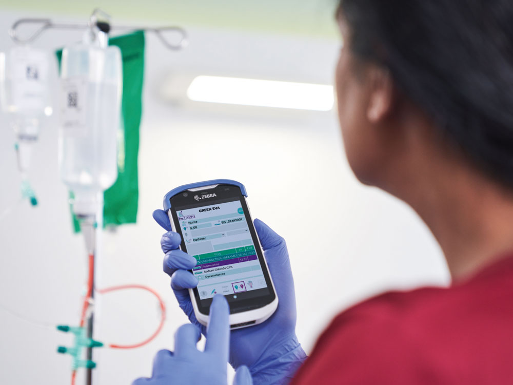 L'infirmière en oncologie utilise la télécommande d'oncosécurité