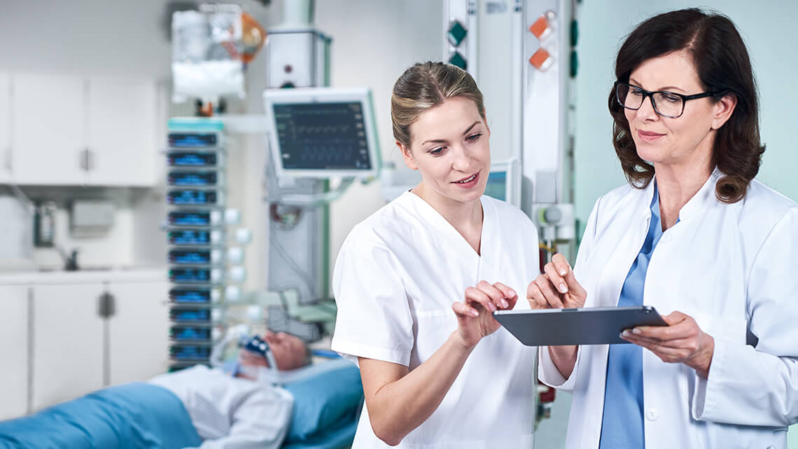 Deux professionnels de santé utilisent la gestion intelligente des médicaments via iPad